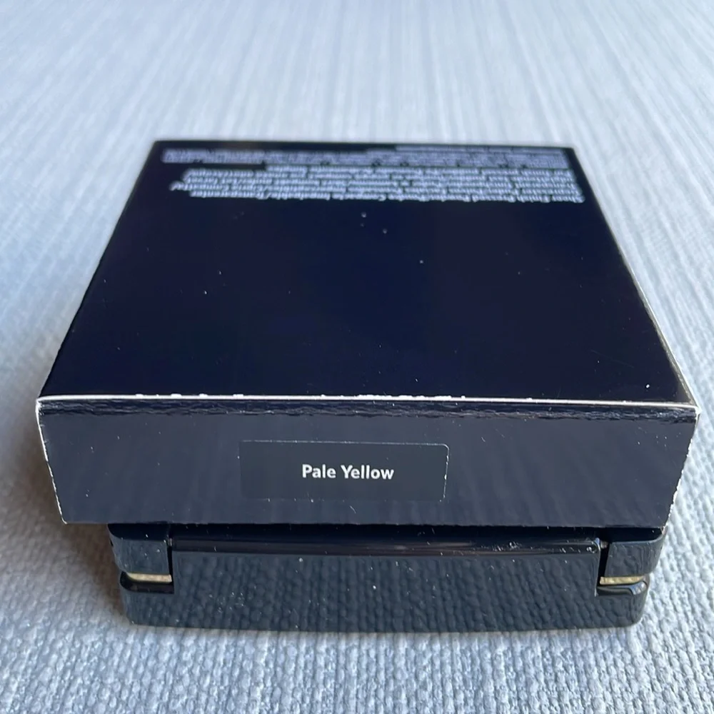 Bobbi Brown Sheer Finish Pressed Setting Powder - pale yellow